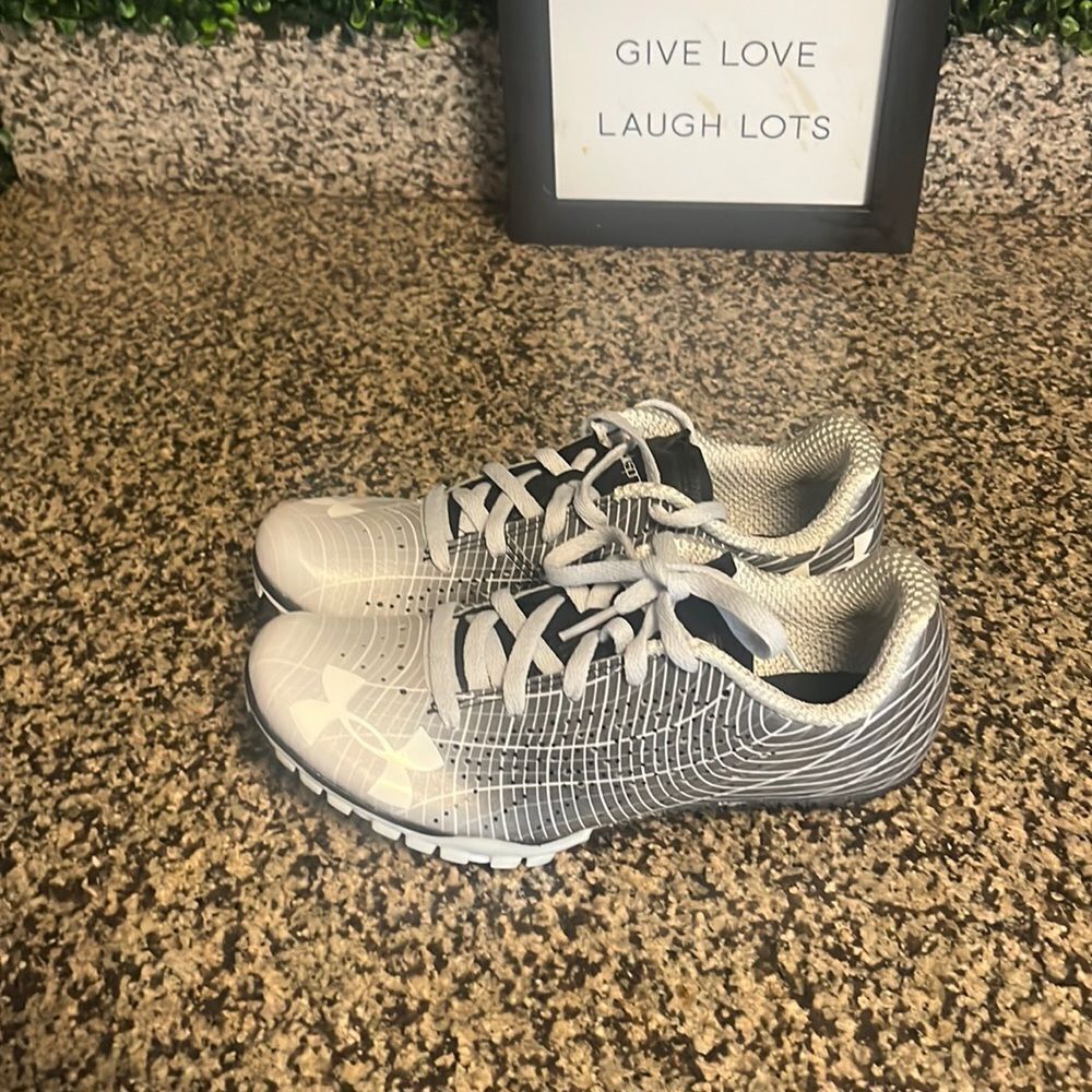 Boys UNDER ARMOR RACE SHOES - Picture 4 of 6